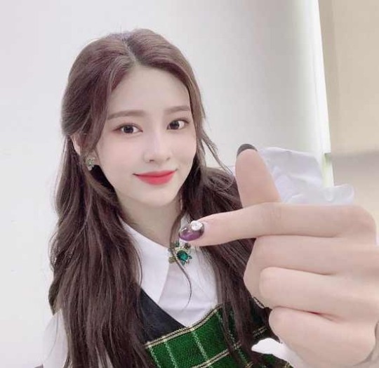 [사진제공=아이즈원 공식 인스타그램]