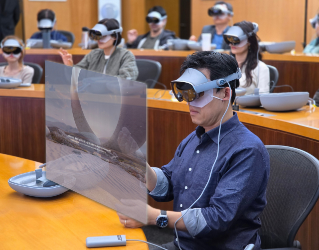 삼성전자 임직원이 삼성인력개발원에서 갤럭시 XR을 착용한 채 교육에 참여하고 있다