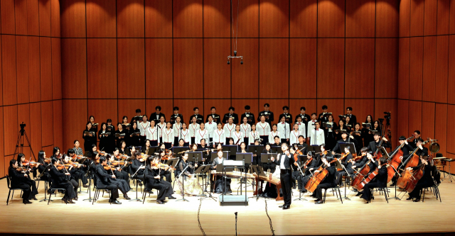 NMK ‘On & One Korea’ 공연 모습(한경arte필하모닉, 국악앙상블-국립국악원 창작악단 단원, 월드비전 합창단, On & One Korea 합창단)