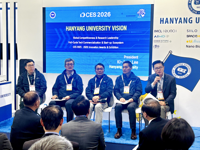 CES 2026 전시 현장에서 열린 한양대학교 미디어데이에서 총장 및 한양대 연구부총장, ERICA 산학협력 부총장, 양 캠퍼스 산학협력단장이 패널로 참여해 연구 성과와 혁신 기술, 기술사업화 사례를 소개하고 있다. 행사에는 국내외 언론과 산업 관계자들이 참석해 높은 관심을 보였다