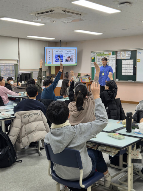 ‘ET대학교’ 청년 강사가 초등학생을 대상으로 환경교육을 진행하고 있다